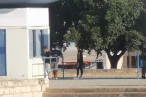 Κόσμος στα εκδοτήρια (φώτος)