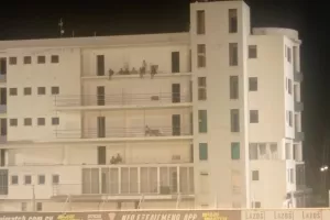Στην... πολυκατοικία-κερκίδα!