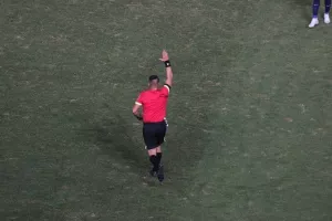 Σκόραρε ο Σαντίκ, ακυρώθηκε μέσω on-field review για οφσάιντ