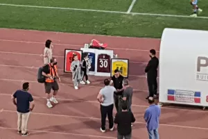 Κρέμασε τα παπούτσια του και τιμήθηκε! (βίντεο/φώτος)