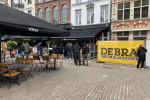 (ΒΙΝΤΕΟ/ΦΩΤΟ) Βάφτηκε μπλε η "Korenmarkt" - FAMAGUSTA δυνατά παντού!