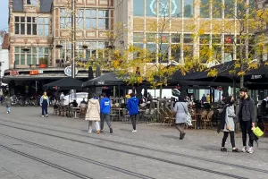 (ΒΙΝΤΕΟ/ΦΩΤΟ) Βάφτηκε μπλε η "Korenmarkt" - FAMAGUSTA δυνατά παντού!