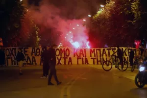 Ένταση στην πορεία των οπαδών του ΠΑΟΚ