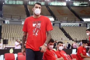 Με μπλούζες Σπανούλη οι παίκτες του Ολυμπιακού στη συνέντευξη Τύπου