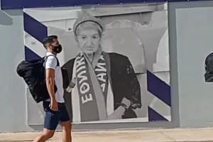 Σίγουρα είναι διπλά περήφανη!
