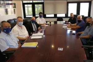 Συνάντηση και... βελτιωτικά έργα στο γήπεδο του ΘΟΪ