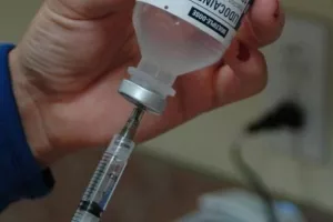 Έριξε μπουνιά στη νοσοκόμα γιατί εμβολίασε τη γυναίκα του!