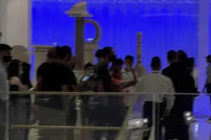 Λεμεσός: Κόσμος στο ξενοδοχείο για τον Αντετοκούνμπο!