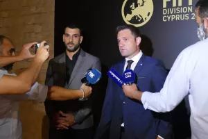 Σπύρος/Έναρξη