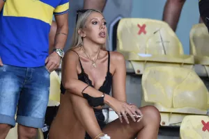 Πάνω της τα βλέμματα!