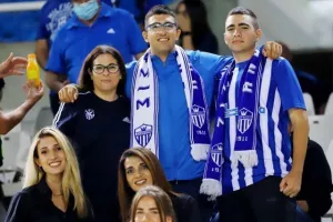 Με το αριστερό... η επιστροφή (Φώτος)