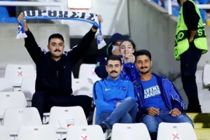 Με το αριστερό... η επιστροφή (Φώτος)