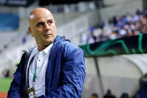 Με το αριστερό... η επιστροφή (Φώτος)