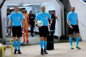 Με το αριστερό... η επιστροφή (Φώτος)