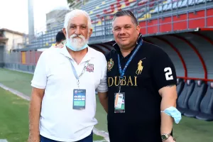 Κιτρινοπράσινη "τεσσάρα" με Ρόμο πρωταγωνιστή (φώτος)