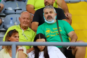 Κιτρινοπράσινη "τεσσάρα" με Ρόμο πρωταγωνιστή (φώτος)