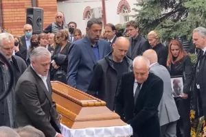 Σπαρακτικές στιγμές στην κηδεία του Ίβκοβιτς: Κουβάλησε το φέρετρο ο Ζοτς - Παρών ο Σπανούλης