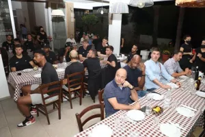(ΦΩΤΟΣ/«Νεόφυτος Χανδριώτης») Δείπνο από τους διοργανωτές