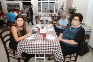 (ΦΩΤΟΣ/«Νεόφυτος Χανδριώτης») Δείπνο από τους διοργανωτές