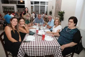 (ΦΩΤΟΣ/«Νεόφυτος Χανδριώτης») Δείπνο από τους διοργανωτές