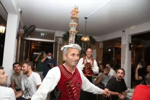 (ΦΩΤΟΣ/«Νεόφυτος Χανδριώτης») Δείπνο από τους διοργανωτές