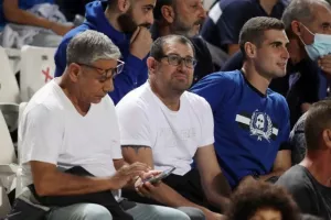 Με το αριστερό... η επιστροφή (Φώτος)