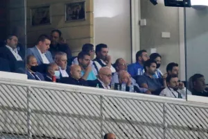 Με το αριστερό... η επιστροφή (Φώτος)