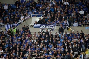 Με το αριστερό... η επιστροφή (Φώτος)