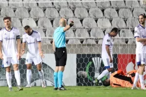 Με το αριστερό... η επιστροφή (Φώτος)