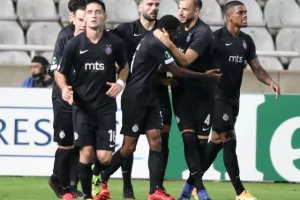 Με το αριστερό... η επιστροφή (Φώτος)
