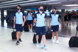 Στο αεροδρόμιο η Εθνική μας (Φώτος/Βίντεο)