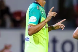 Κιτρινοπράσινη "τεσσάρα" με Ρόμο πρωταγωνιστή (φώτος)