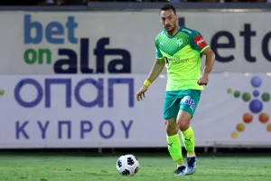 Κιτρινοπράσινη "τεσσάρα" με Ρόμο πρωταγωνιστή (φώτος)
