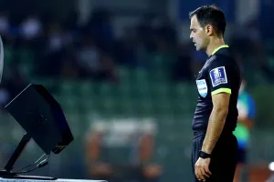 On field review και πέναλτι για Απόλλωνα!