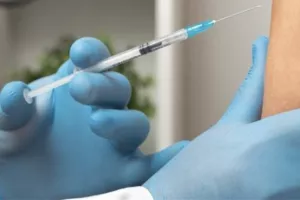 Σκέψεις για να επιστρέψουν τα υποχρεωτικά τεστ για εμβολιασμένους