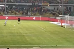 Γλίστρησε και αστόχησε στο πέναλτι ο Πίττας (φώτος)