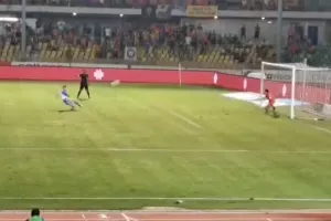 Γλίστρησε και αστόχησε στο πέναλτι ο Πίττας (φώτος)