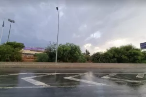 ΩΡΑ 17:55/ Συννεφιά και ελαφριά βροχόπτωση (Φώτος)