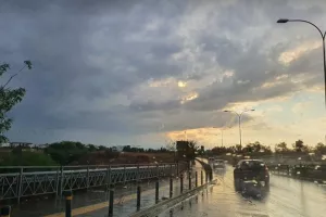 ΩΡΑ 17:55/ Συννεφιά και ελαφριά βροχόπτωση (Φώτος)