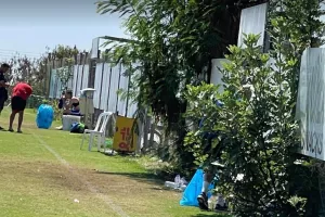 Ο κόουτς μετά το τέλος/ Πήρε σακούλα και ξεκίνησε καθάρισμα! (Φώτος)