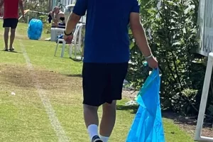 Ο κόουτς μετά το τέλος/ Πήρε σακούλα και ξεκίνησε καθάρισμα! (Φώτος)