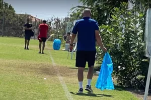 Ο κόουτς μετά το τέλος/ Πήρε σακούλα και ξεκίνησε καθάρισμα! (Φώτος)