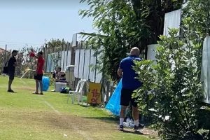 Ο κόουτς μετά το τέλος/ Πήρε σακούλα και ξεκίνησε καθάρισμα! (Φώτος)
