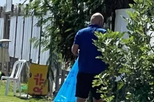 Ο κόουτς μετά το τέλος/ Πήρε σακούλα και ξεκίνησε καθάρισμα! (Φώτος)