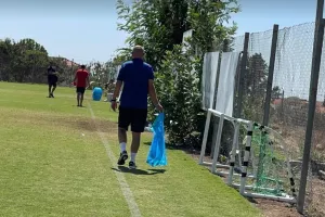 Ο κόουτς μετά το τέλος/ Πήρε σακούλα και ξεκίνησε καθάρισμα! (Φώτος)