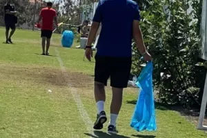 Ο κόουτς μετά το τέλος/ Πήρε σακούλα και ξεκίνησε καθάρισμα! (Φώτος)