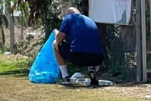 Ο κόουτς μετά το τέλος/ Πήρε σακούλα και ξεκίνησε καθάρισμα! (Φώτος)