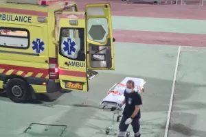 Απρόοπτο με Βαρέλα/ Χτύπημα στο κεφάλι - Έφυγε με ασθενοφόρο (Φώτος/Βίντεο)