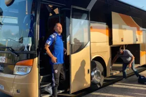 Στο αεροδρόμιο η αποστολή - Τραγούδια οι ΜΑΧΗΤΕΣ! (Φώτος/Βίντεο)