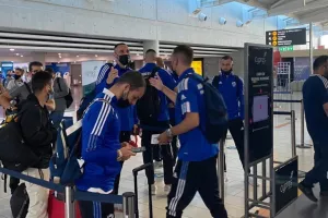 Στο αεροδρόμιο η αποστολή - Τραγούδια οι ΜΑΧΗΤΕΣ! (Φώτος/Βίντεο)